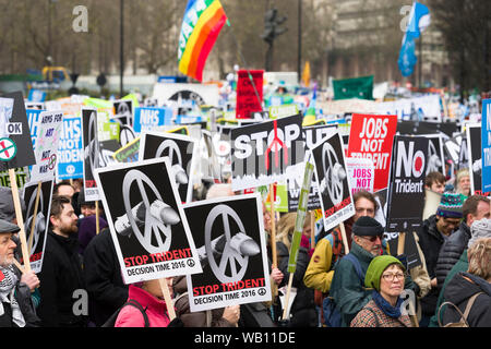 Le CND (campagne pour le désarmement nucléaire), s'arrêter, de démonstration nationale Trident se déplaçant le long de Park Lane, ont marché est passé de Marble Arch à Trafalgar Square où Banque D'Images