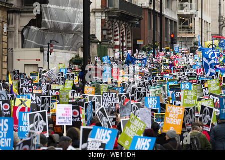 Le CND (campagne pour le désarmement nucléaire), s'arrêter, de démonstration nationale Trident se déplaçant le long de Piccadilly, ont défilé est passé de Marble Arch à Trafalgar Square où Banque D'Images