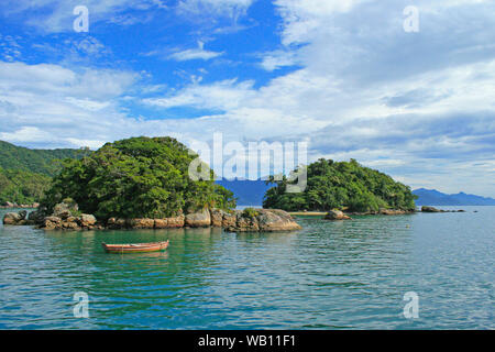 Réserve naturelle des îles tropicales à Ilha Grande, avec les forêts et les eaux de l'océan calme Banque D'Images