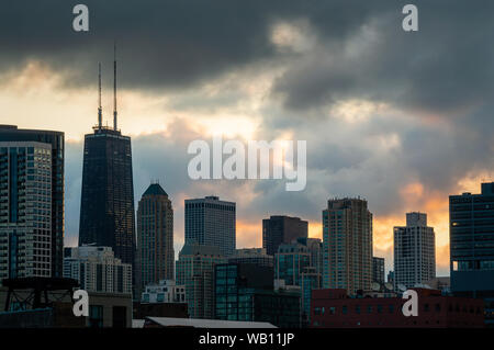 Moody le lever du soleil dans la ville de Chicago. Paysage urbain. Banque D'Images