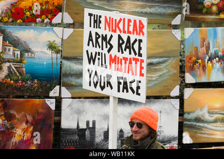 Le CND (campagne pour le désarmement nucléaire), s'arrêter, de démonstration nationale Trident se déplaçant le long de Piccadilly, ont défilé est passé de Marble Arch à Trafalgar Square où Banque D'Images