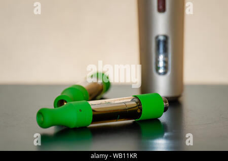 Vape kit avec cartouches. L'huile de marijuana THC CBD vape jus. Banque D'Images