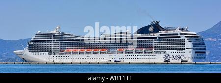 Bateau de croisière MSC Magnifica,en route pour le port de Corfou, en mer ionienne, îles Ioniennes, Grèce Banque D'Images