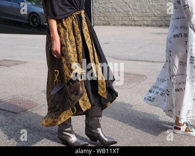 MILAN, Italie : 19 septembre 2018 : Fashion blogger dans street style outfit après Alberto Zambelli fashion show Milan Fashion week Automne/Hiver 20 Banque D'Images