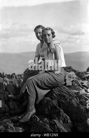 Deux femmes smart bien habillées dans les bras en vacances 1920 Grande-Bretagne Banque D'Images