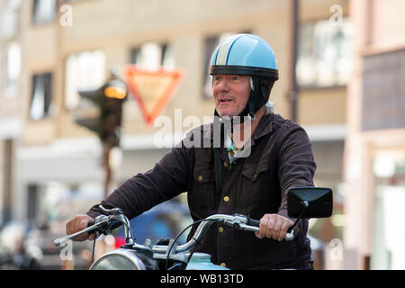 Jürgen Becker auf einem Motorrad mit Beiwagen Fototermin haus zum WDR-Film 'Besuch aus dem Westen - Jürgen Becker unterwegs im Osten Deutschlands' im Banque D'Images