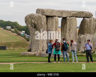 Stonehenge avec les touristes et l'A303 visible à l'arrière-plan, Wiltshire, Angleterre. Banque D'Images