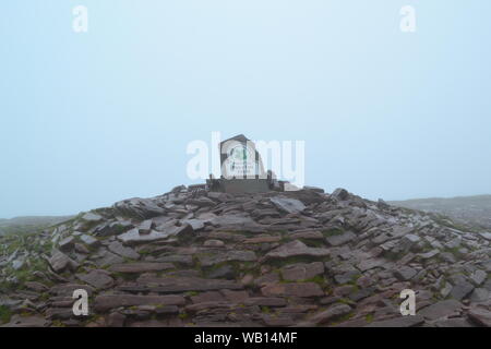 Vues de montagnes Brecon Beacon sur le chemin de MCG pour Gwdi le pic de Pen-y-Fan, le plus haut sommet de l'UK par jour nuageux avec une faible visibilité Banque D'Images