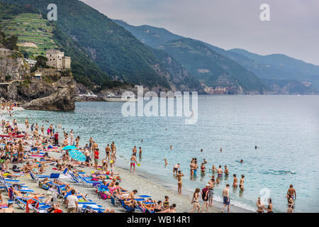 26 mai 2018 - Cinque Terre, Italie - grande foule de personnes dans la plage de Cinque Terre en Italie, pas de vagues, l'eau calme et les montagnes en arrière-plan Banque D'Images