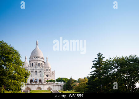 Basilique du Sacré-Cœur tourné à partir de l'avant avec grand angle. Banque D'Images