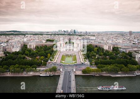 Vue aérienne de la Seine, de la Place du Trocadéro et la défense de la tour Eiffel. Paris, France Banque D'Images