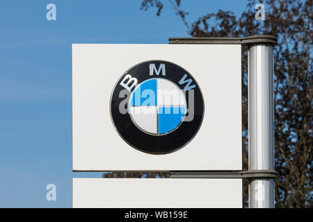 Stade, Allemagne - le 22 août 2019 : Logo sur perche l'identification d'un concessionnaire BMW. Banque D'Images