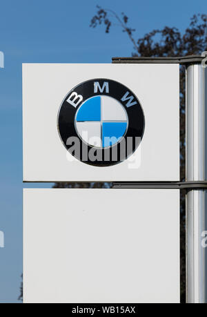 Stade, Allemagne - le 22 août 2019 : Logo sur perche l'identification d'un concessionnaire BMW. Banque D'Images