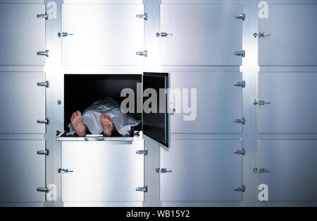 Grungy photo de cadavre pieds sur une table de la morgue Banque D'Images