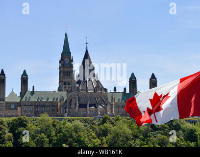 Les édifices du parlement avec en premier plan du pavillon du Canada Banque D'Images