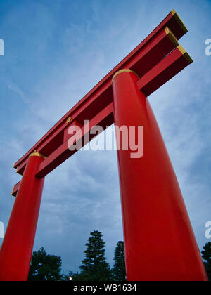 Torii japonais traditionnels ou que l'on porte à l'entrée de ou dans un sanctuaire Shinto. Ces portes sont très courantes au Japon. Banque D'Images