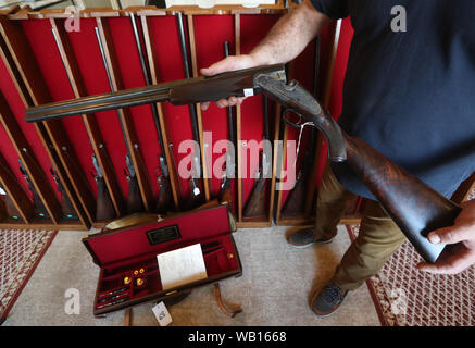 Un éjecteur de 12-bore à simple déclenchement sur le banc de touche par J.Purdey & son (estimé à £55000-£65000), avant la vente annuelle de Gavin Gardiner Ltd d'armes de sport modernes et vintage à Gleneagles Hotel. Banque D'Images