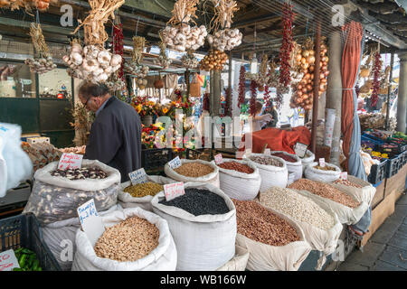 Divers haricots et légumineuses, ail, poivrons et oignons à vendre dans le Mercado do Bolhao, Porto, Portugal Banque D'Images