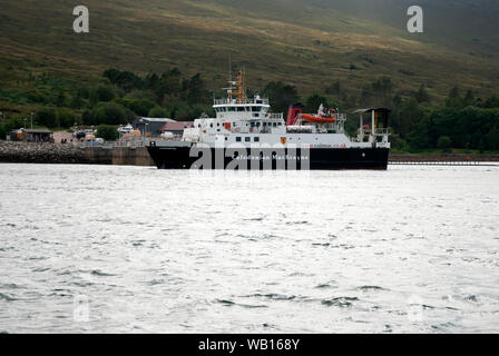 M.V. Loch Nevis Car-ferry de l'île de halage d'accostage le rhum 2000 Troon Caledonian MacBrayne Calmac intégré noir blanc roll on roll off passager roro Banque D'Images