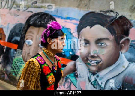 Un Mexicain "muxe" (typiquement, un homosexuel homme portant les vêtements féminins) prend part au festival de Juchitán de Zaragoza, Mexique. Banque D'Images