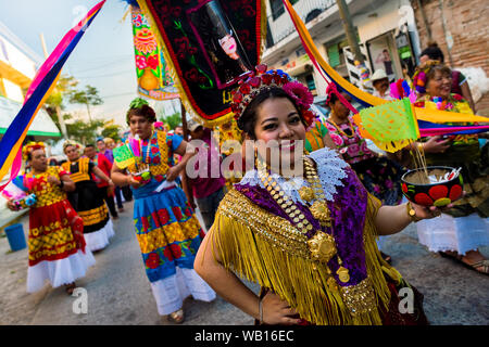 Une femme mexicaine d'origine zapotèque, vêtu du costume traditionnel, robe Tehuana prend part au festival de Juchitán de Zaragoza, Mexique. Banque D'Images