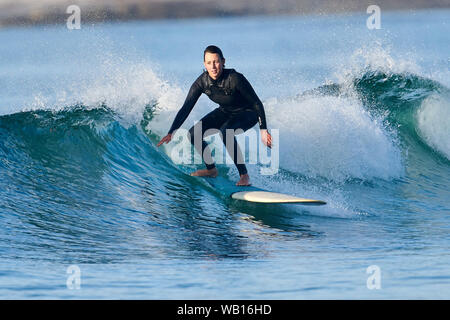 Les surfeurs profiter du matin, les vagues de la plage Cherry Hill, Nouvelle-Écosse, Canada Banque D'Images