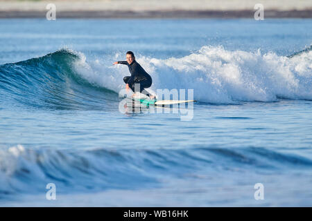 Les surfeurs profiter du matin, les vagues de la plage Cherry Hill, Nouvelle-Écosse, Canada Banque D'Images