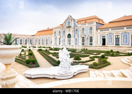 Beau parc dans la cour du palais national de Queluz, Lisbonne, Portugal Banque D'Images