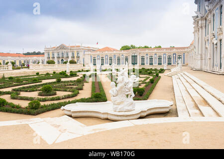 Beau parc dans la cour du palais national de Queluz, Lisbonne, Portugal Banque D'Images