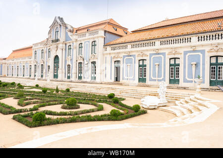 Beau parc dans la cour du palais national de Queluz, Lisbonne, Portugal Banque D'Images