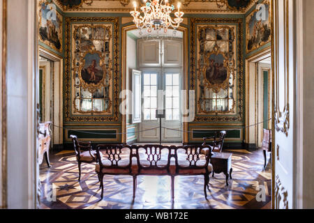 Bel intérieur de chambre dans le Palais National de Queluz, Portugal Banque D'Images