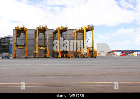 4 chariots en attente (Van Transporteur) dans le port d'Auckland, Nouvelle-Zélande Banque D'Images