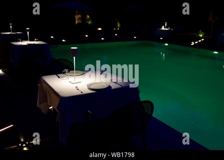 Dîner romantique pour deux tableaux,au bord d'une piscine, l'hôtel Corfu Kerkyra,,grèce,Îles Ioniennes Banque D'Images