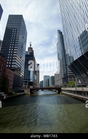 Canyon de gratte-ciel et bâtiments entourant la rivière Chicago, vue du pont de la rue du lac de Chicago, dans l'Illinois, États-Unis d'Amérique Banque D'Images