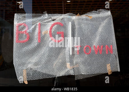 Un détail lettres rouges, la façade d'un nouveau restaurant d'affaires à être appelé 'Grande ville' et l'offre alimentaire de l'Afrique de l'Ouest, est toujours couvert dans Bubble-Wrap au cours de la conversion sur Walworth Road dans le sud de Londres, le 23 août 2019, à Londres, en Angleterre. Banque D'Images