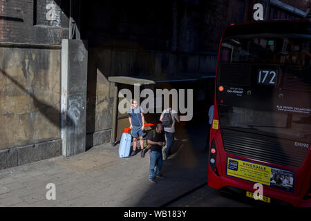 Un jeune voyageur attend un bus à la gare de Waterloo dans la capitale, le 22 août 2019, à Londres, en Angleterre. Banque D'Images