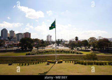 Drapeau brésilien sur les rives de la rivière Ipiranga, Parc de l'indépendance, l'Ipiranga, São Paulo, Brésil Banque D'Images