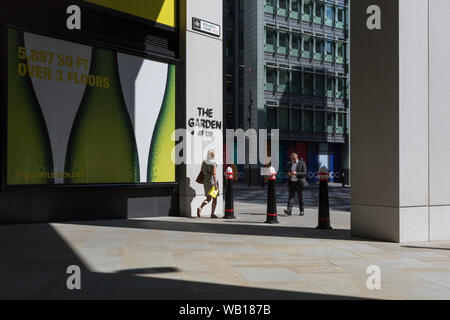 Les travailleurs de la ville passent par la dernière architecture de Cour Fen (aka Hogarth Cour) sur Fenchurch Street dans la ville de Londres, le quartier financier de la capitale (aka le Square Mile), le 22 août 2019, à Londres, en Angleterre. Banque D'Images