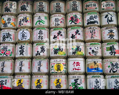 Une partie de l'immense collection de saké empilés colorés de barils près du sanctuaire de Meiji à Tokyo, Japon Banque D'Images