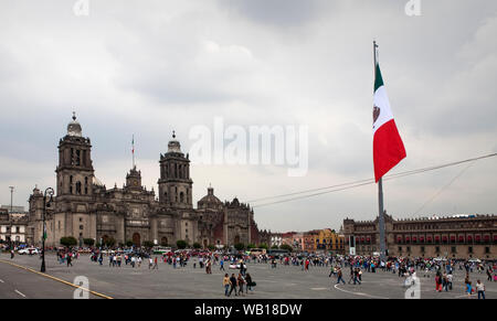 Plaza de la Constitucion, ou El Zocalo de Mexico avec la Cathédrale Métropolitaine figurant sur la gauche. La place est le troisième plus important dans le wo Banque D'Images