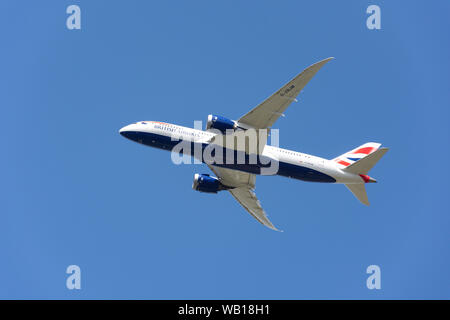 British Airways Boeing 787 Dreamliner décollant de l'aéroport de Heathrow, London, Greater London, Angleterre, Royaume-Uni Banque D'Images