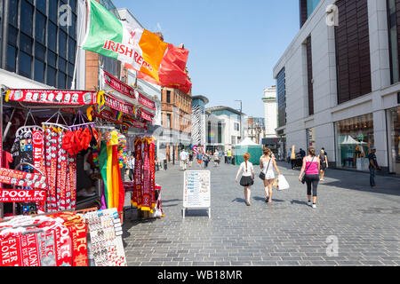 Liverpool football supporters stall à Whitechapel, Liverpool, Merseyside, England, United Kingdom Banque D'Images