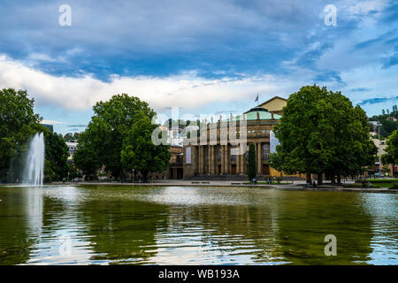 Stuttgart, Allemagne, le 15 août 2019, l'ancien bâtiment de l'opéra, au centre-ville de Stuttgart à peu d'eau du lac et fontaine dans le schlosspark, pa Banque D'Images