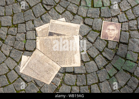 Mémorial de White Rose de tracts éparpillés sur la chaussée à l'extérieur du bâtiment de l'université Ludwig Maximilian à Munich, Allemagne. Banque D'Images