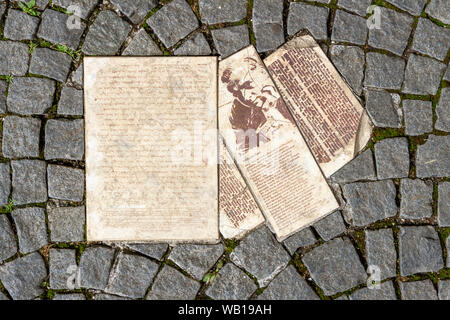 Mémorial de White Rose de tracts éparpillés sur la chaussée à l'extérieur du bâtiment de l'université Ludwig Maximilian à Munich, Allemagne. Banque D'Images