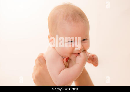 Meilleure Maman La Famille La Garde Des Enfants Journee Des Enfants Sweet Little Baby Nouvelle Vie Et La Naissance De Bebe Petite Fille Avec Visage Mignon Parent Portrait Of Happy Photo Stock