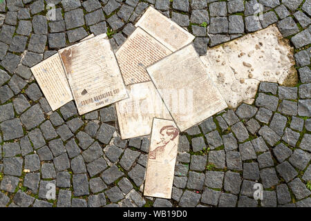 Mémorial de White Rose de tracts éparpillés sur la chaussée à l'extérieur du bâtiment de l'université Ludwig Maximilian à Munich, Allemagne. Banque D'Images