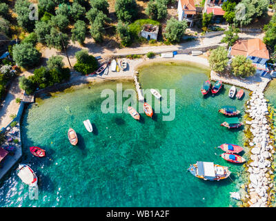 La Grèce, sur la mer Egée, sur le golfe Pagasétique, péninsule de Pelion, vue aérienne du village de pêcheurs et de la baie de Kottes Banque D'Images