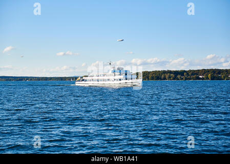 Allemagne, Bade-Wurtemberg, Constance district, tourboat Konstanz et deux zeppelins Banque D'Images