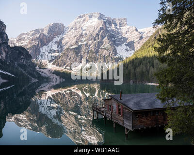 Talie, le Tyrol du Sud, Dolomites, Lago di Braies, Parc Naturel de Fanes-Sennes-Prags dans la lumière du matin Banque D'Images